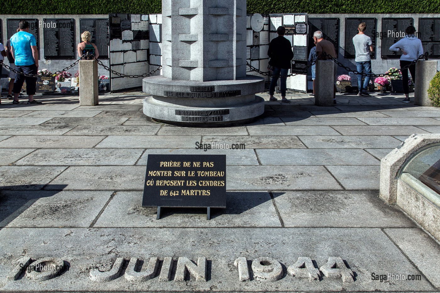 PLAQUE COMMEMORATIVE DANS LE CIMETIERE DU VILLAGE MARTYR D'ORADOUR-SUR-GLANE DETRUIT LE 10 JUIN 1944 L'ARMEE ALLEMANDE, BATAILLON SS PANZERGENADIER DER FUHRER AVEC UN MASSACRE DE LA POPULATION FAISANT 642 MORTS, HAUTE-VIENNE (87), FRANCE 