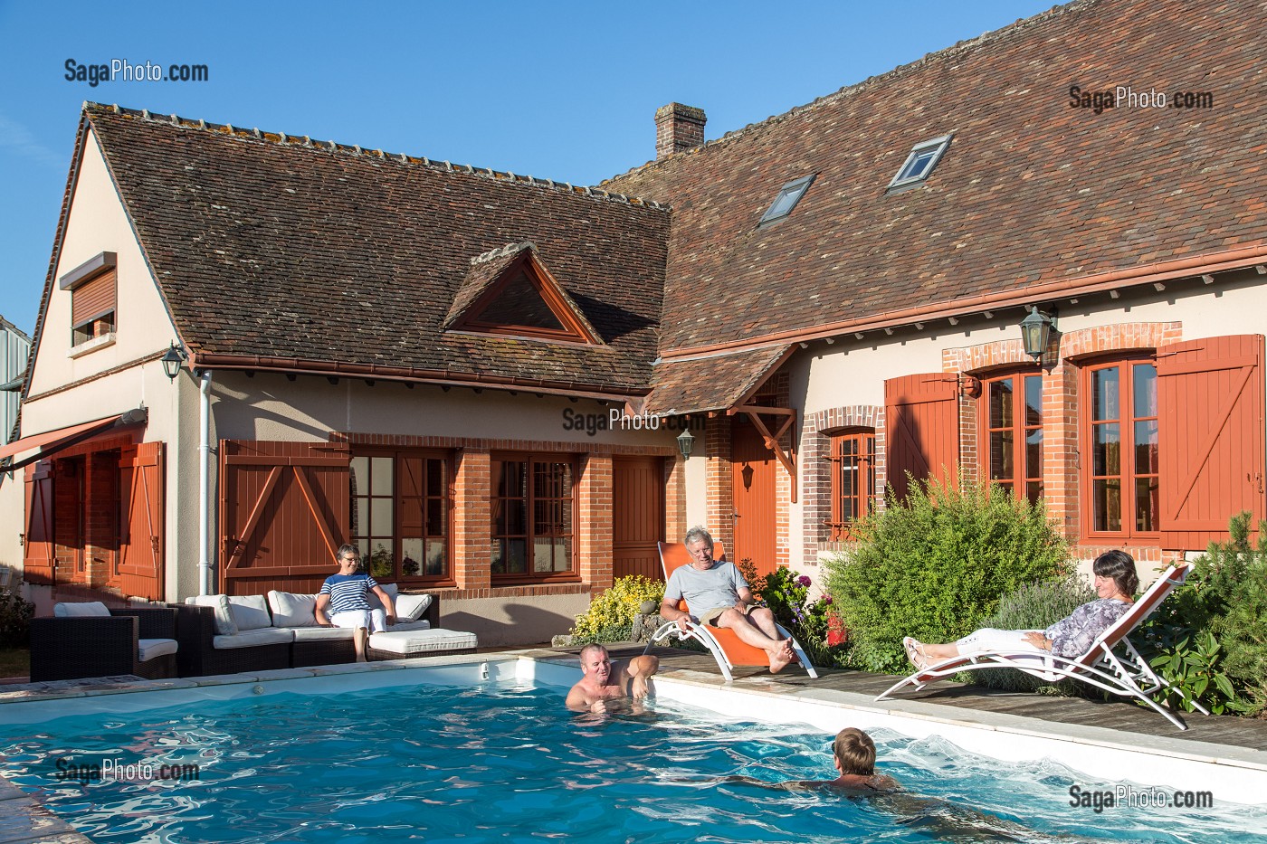 BAIGNADE DANS LA PISCINE EN FAMILLE, GRAND GITE DE CHARTRES, MESLAY-LE-GRENET (28), FRANCE 