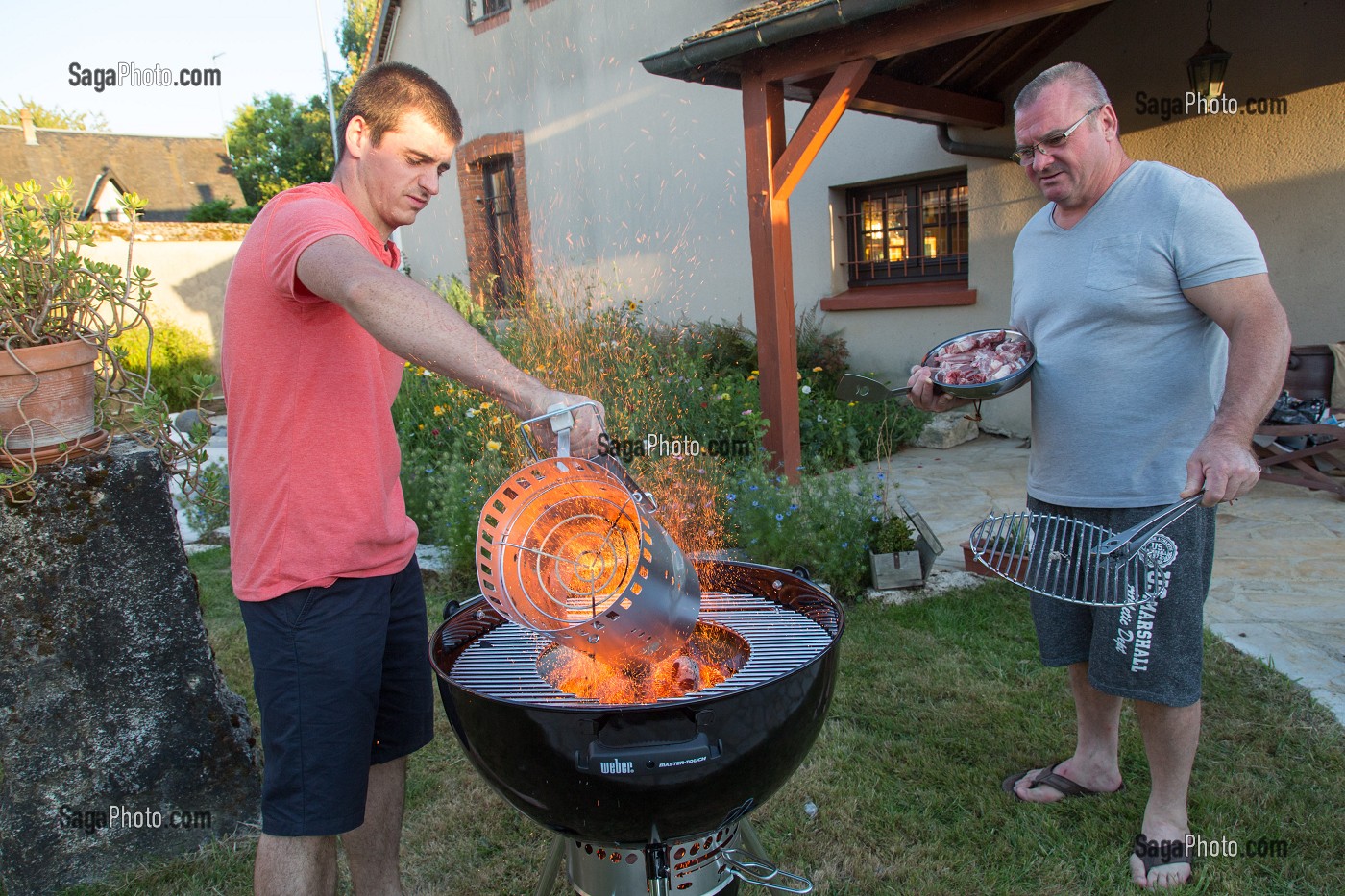 PREPARATION DU BARBECUE, GRAND GITE DE CHARTRES, MESLAY-LE-GRENET (28), FRANCE 