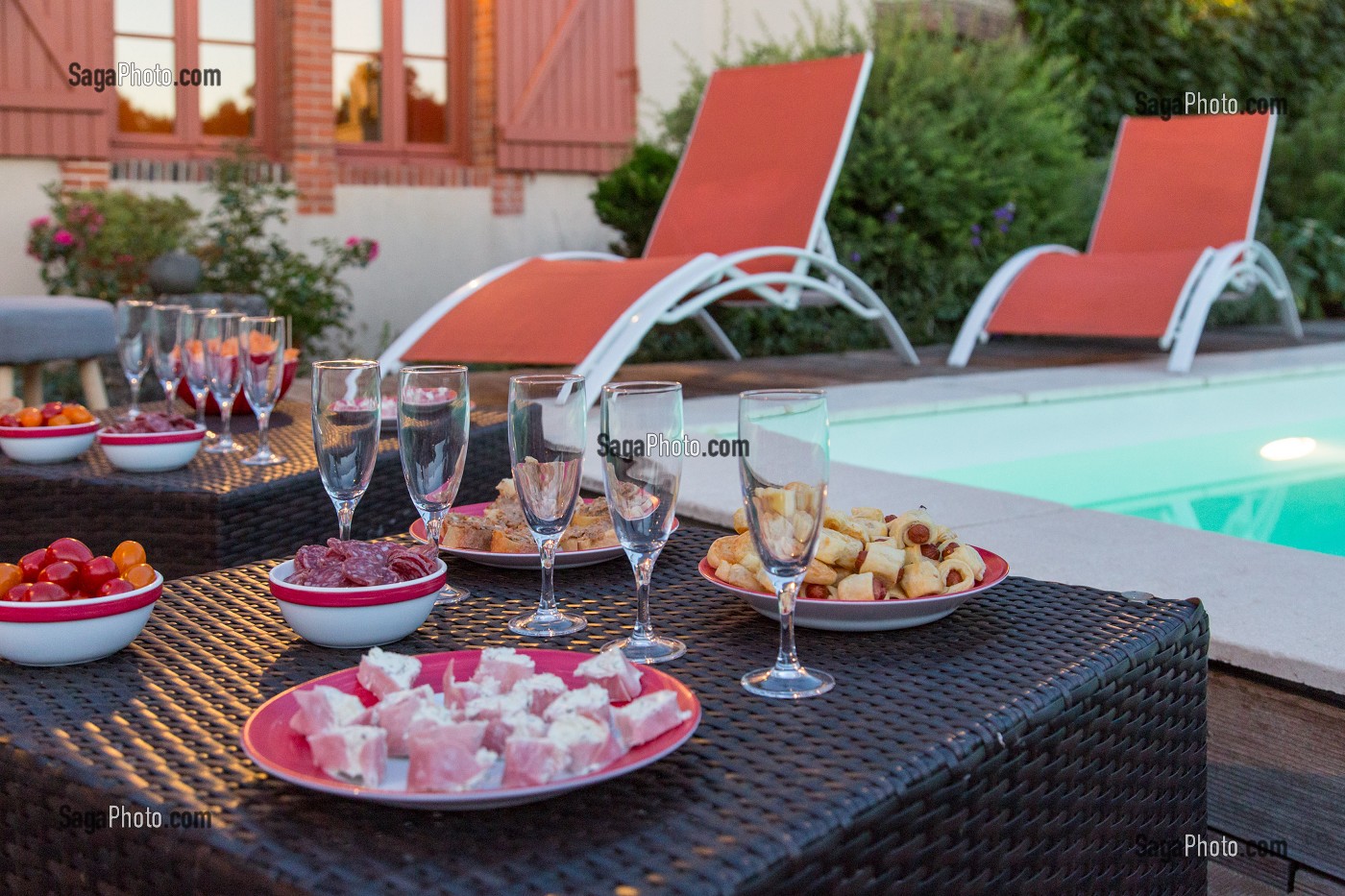 PREPARATION DE L'APERITIF AU BORD DE LA PISCINE, GRAND GITE DE CHARTRES, MESLAY-LE-GRENET (28), FRANCE 