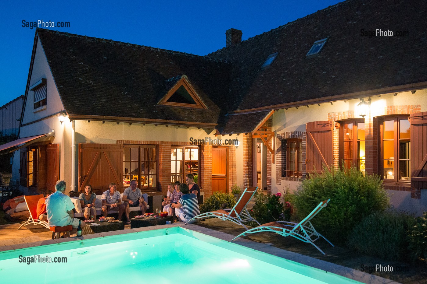 REPAS DE FAMILLE AU BORD DE LA PISCINE POUR L'APERITIF, GRAND GITE DE CHARTRES, MESLAY-LE-GRENET (28), FRANCE 