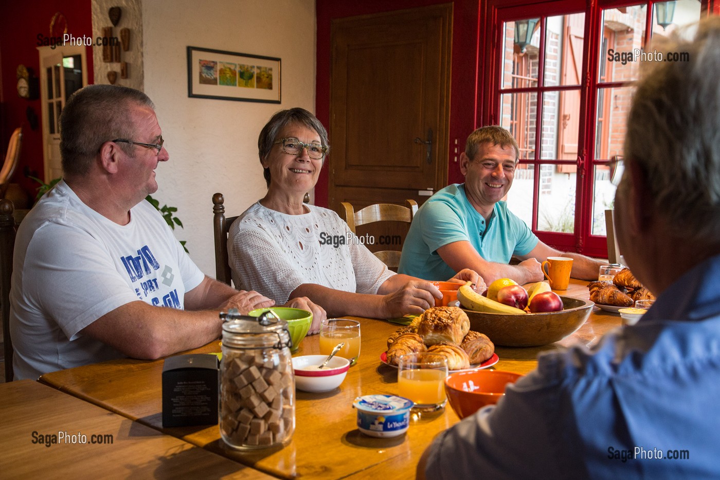 PETIT DEJEUNER EN FAMILLE, , GRAND GITE DE CHARTRES, MESLAY-LE-GRENET (28), FRANCE 