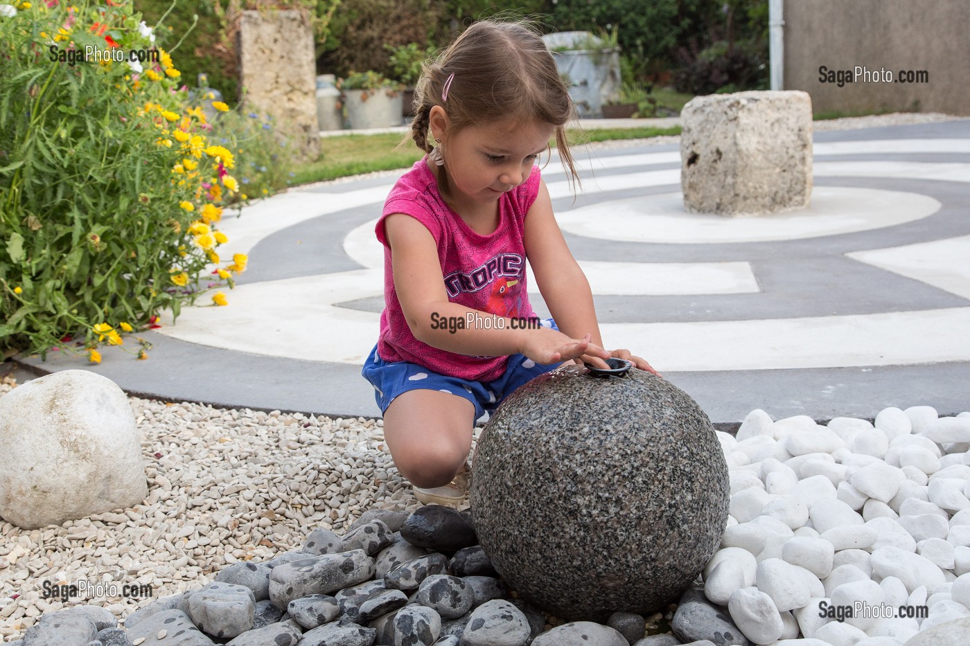 ENFANT QUI JOUE AVEC L'EAU DANS LE JARDIN, GRAND GITE DE CHARTRES, MESLAY-LE-GRENET (28), FRANCE 