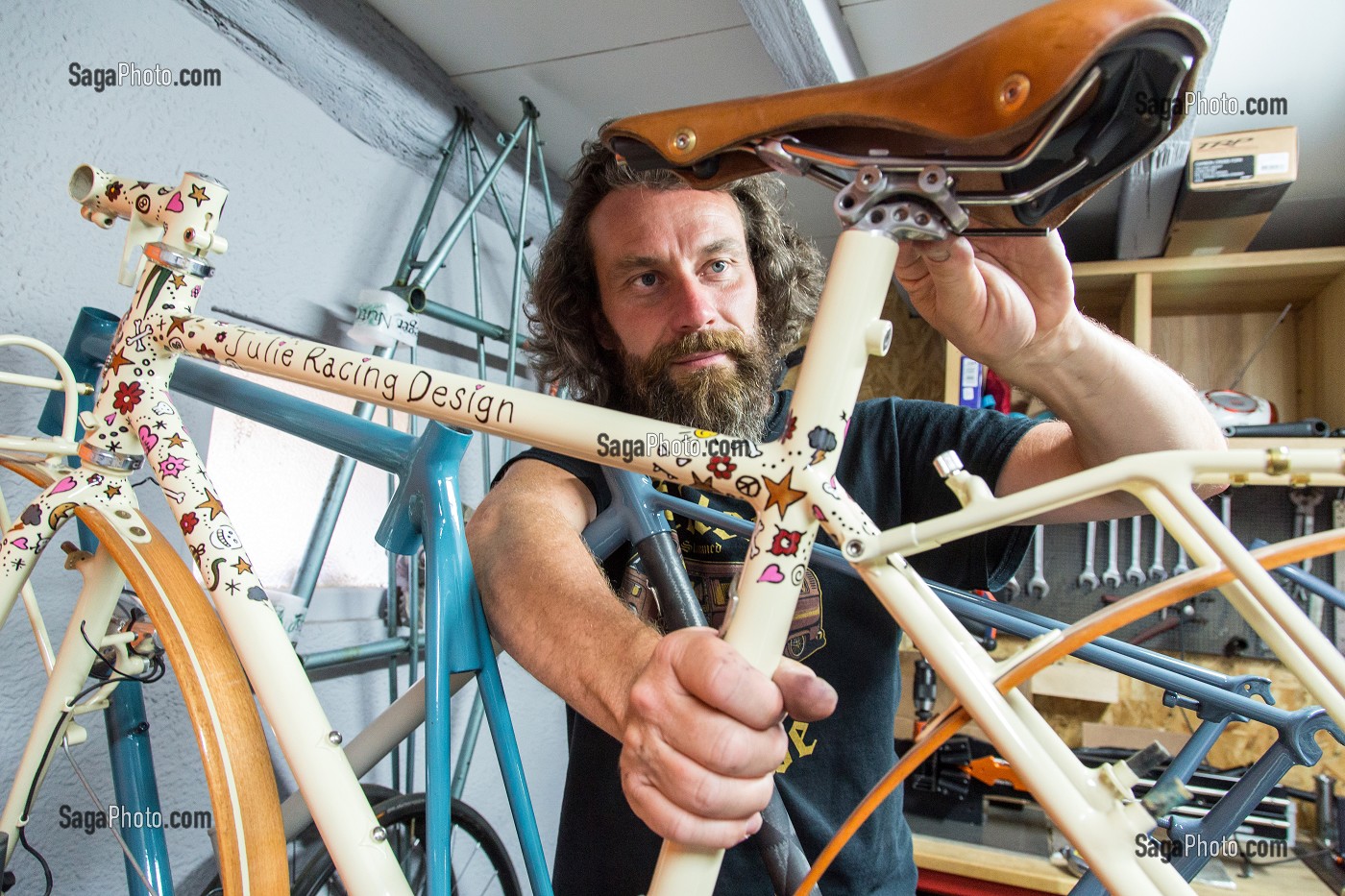 KRIS VACHERON, FABRICANT DE CADRE DE VELO ET CREATEUR DE LA MARQUE JULIE RACING DESIGN, GARNAY (28), FRANCE 