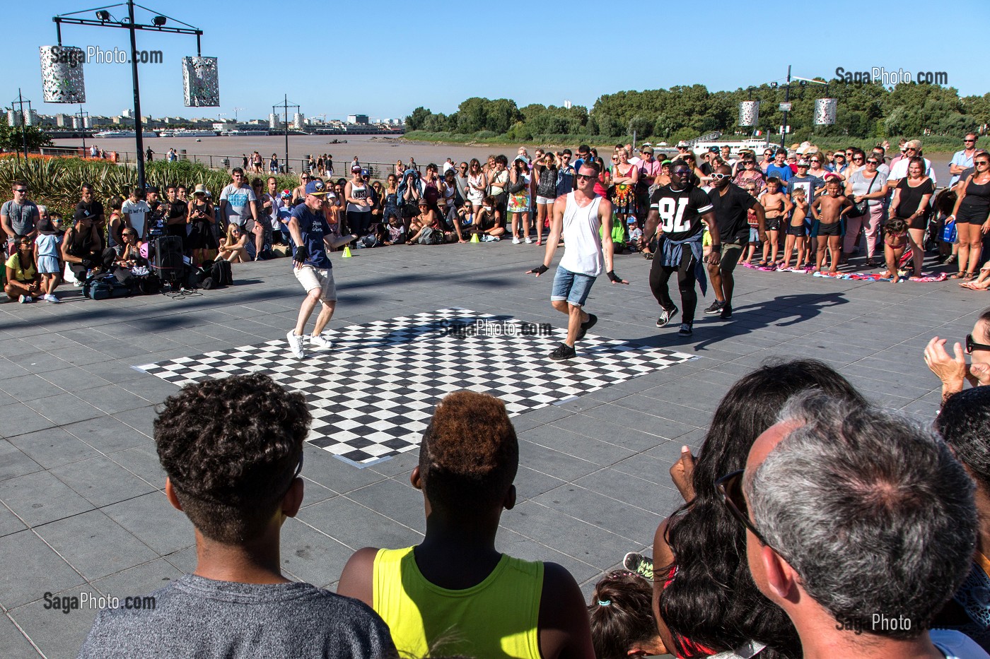 SPECTACLE DE RUE, PLACE DE LA BOURSE, QUAI DU MARECHAL LYAUTEY, VILLE DE BORDEAUX, GIRONDE (33), FRANCE 
