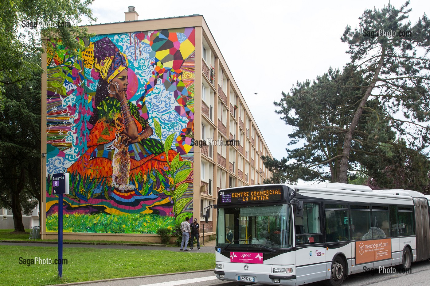 BUS DE TRANSPORT EN COMMUN DEVANT LES IMMEUBLES PEINTS (ARTISTE BRESILIEN RAMON MARTINS) D'UNE FEMME SENEGALAISE PENSIVE EN BOUBOU COLORE, QUARTIER DES SAPINS , ROUEN (76), FRANCE 