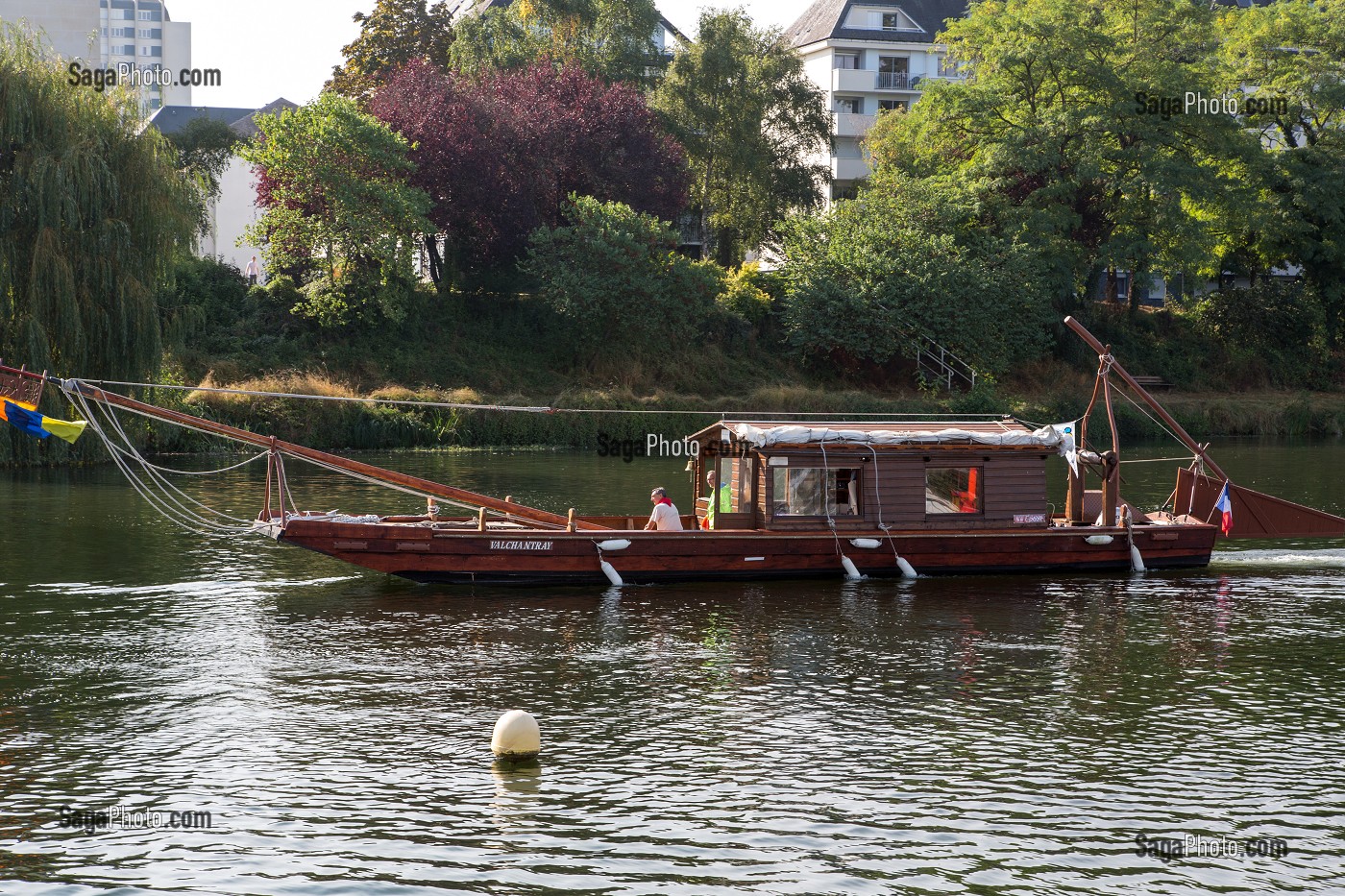 PROMENADE FLUVIALE SUR LA LOIRE, BATEAU TRADITIONNEL A FOND PLAT, TOURS (37), FRANCE 