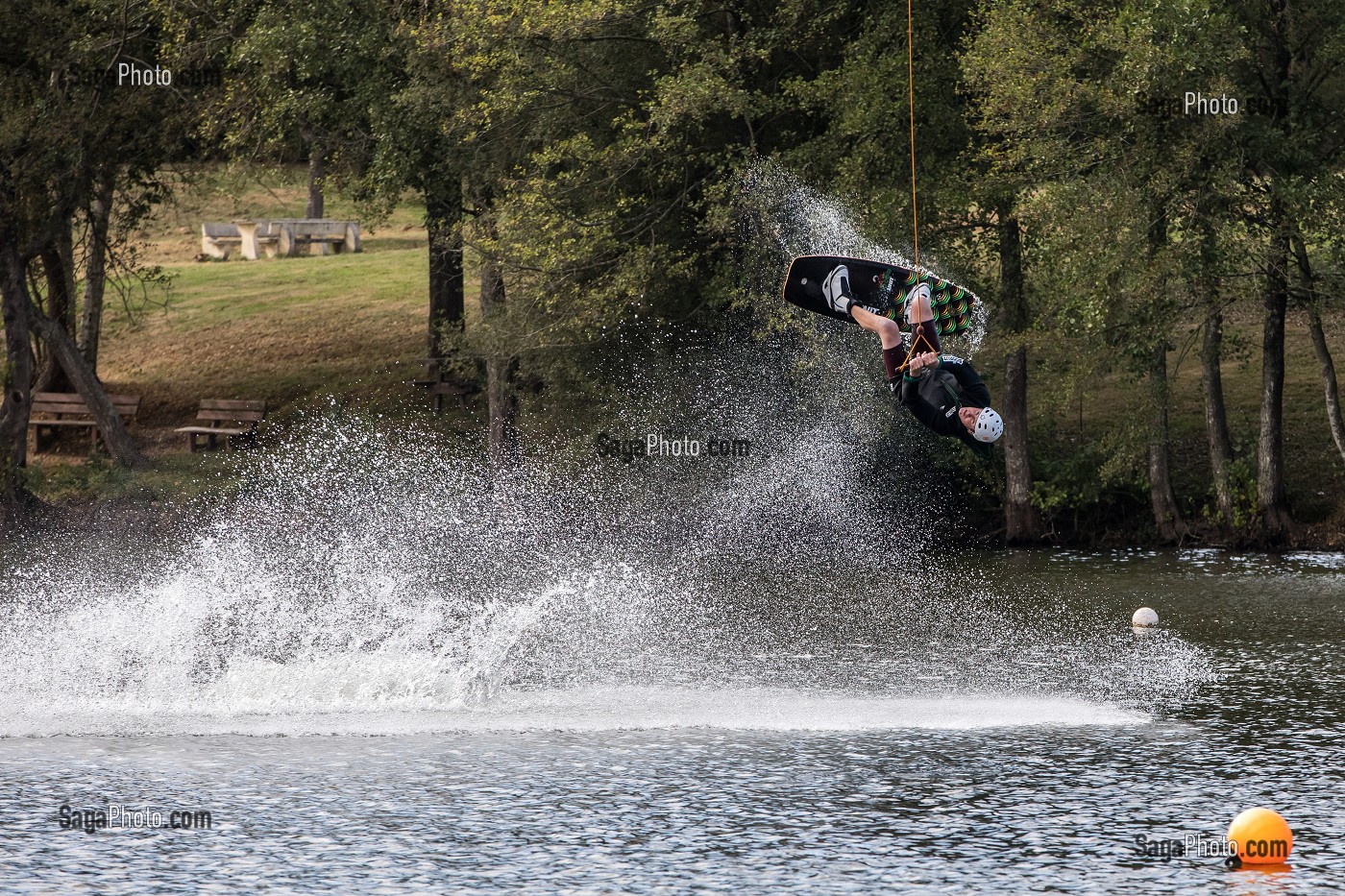 WAKEBOARD SUR L'ETANG DE LA BASE DE LOISIRS DE FONTAINE-SIMON (28), FRANCE 