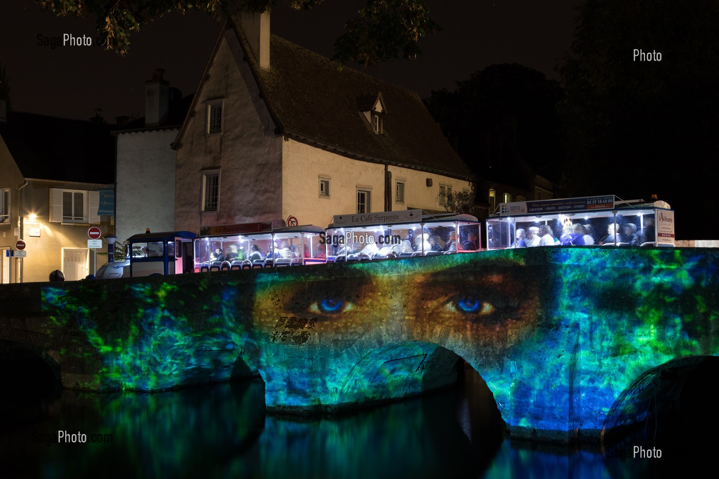 PETIT TRAIN BLEU TOURISTIQUE A LA DECOUVERTE DE CHARTRES EN LUMIERES SUR LE PONT DES MINIMES, VILLE DE CHARTRES (28), FRANCE 