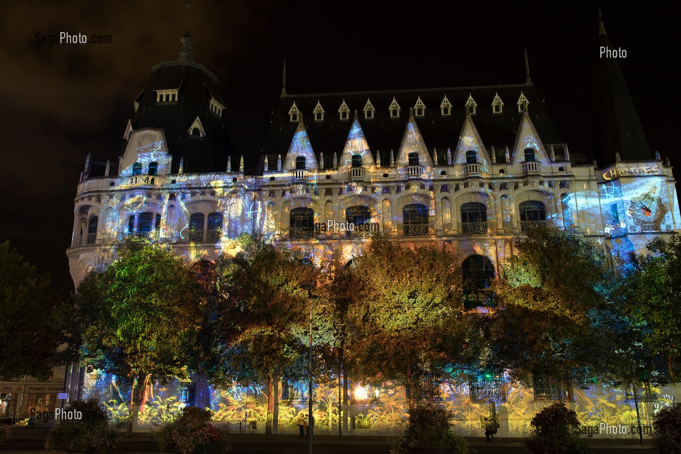 LA MEDIATHEQUE PENDANT CHARTRES EN LUMIERES, VILLE DE CHARTRES (28), FRANCE 