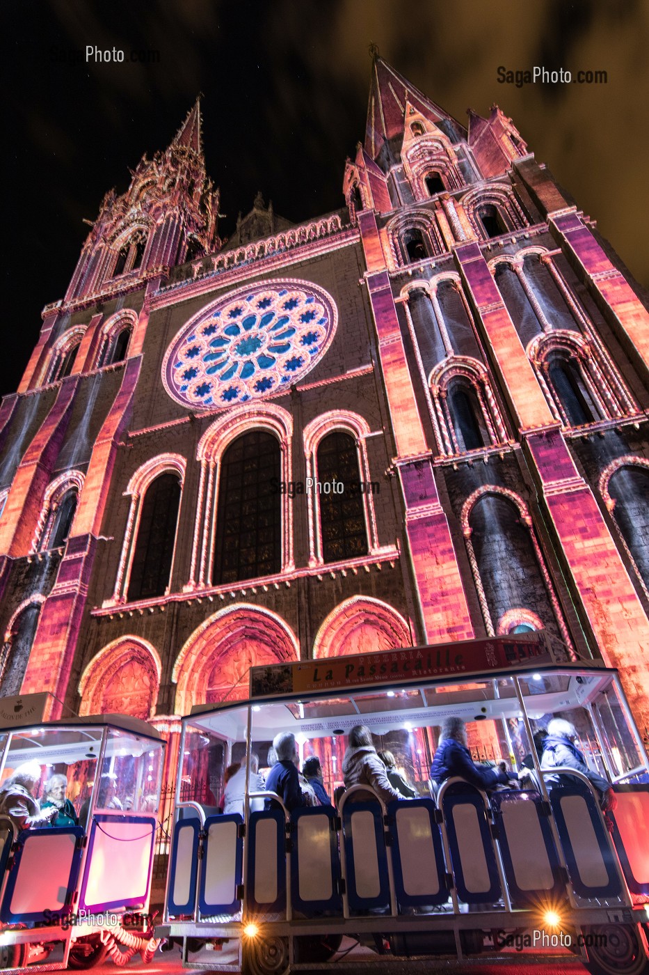 PETIT TRAIN BLEU TOURISTIQUE A LA DECOUVERTE DE CHARTRES EN LUMIERES DEVANT LA CATHEDRALE, VILLE DE CHARTRES (28), FRANCE 