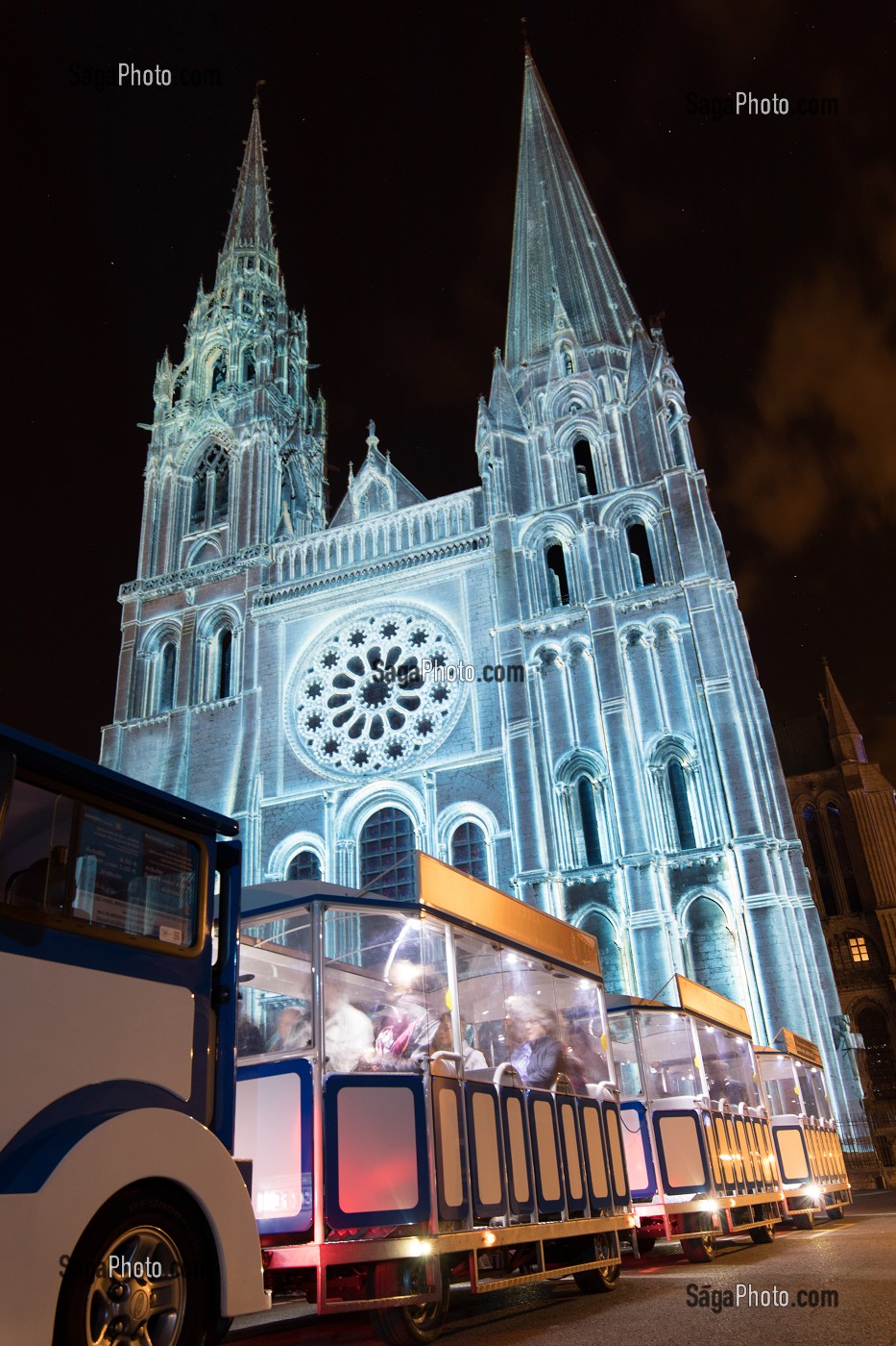 PETIT TRAIN BLEU TOURISTIQUE A LA DECOUVERTE DE CHARTRES EN LUMIERES DEVANT LA CATHEDRALE, VILLE DE CHARTRES (28), FRANCE 