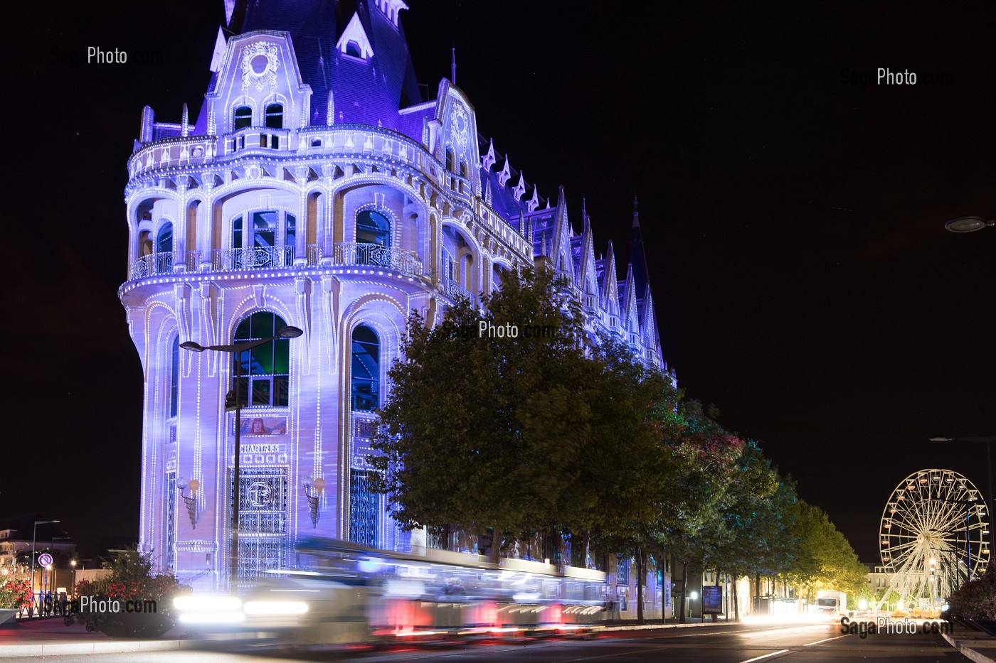 PETIT TRAIN BLEU TOURISTIQUE A LA DECOUVERTE DE CHARTRES EN LUMIERES DEVANT LA MEDIATHEQUE, VILLE DE CHARTRES (28), FRANCE 