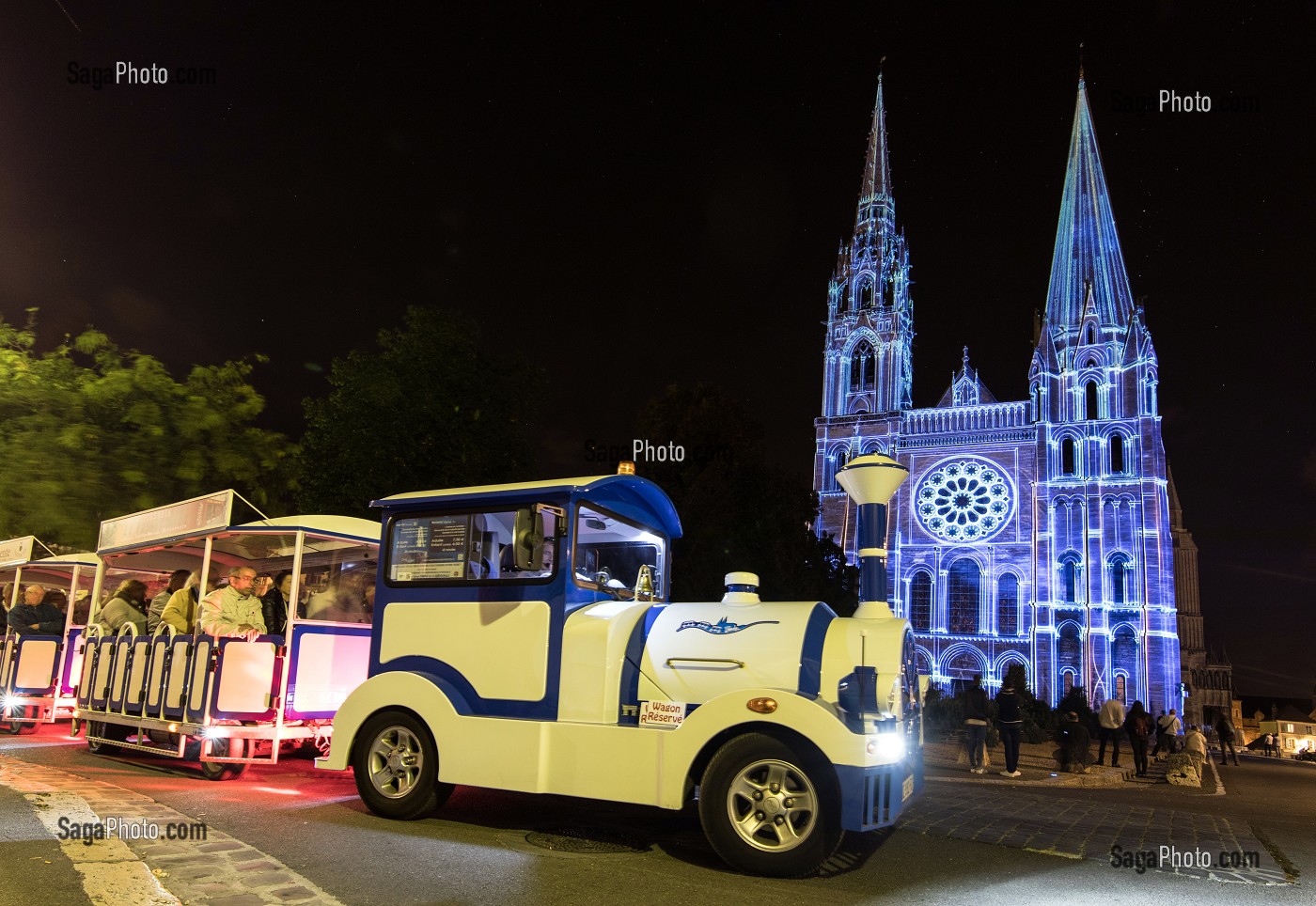 PETIT TRAIN BLEU TOURISTIQUE A LA DECOUVERTE DE CHARTRES EN LUMIERES DEVANT LA CATHEDRALE, VILLE DE CHARTRES (28), FRANCE 