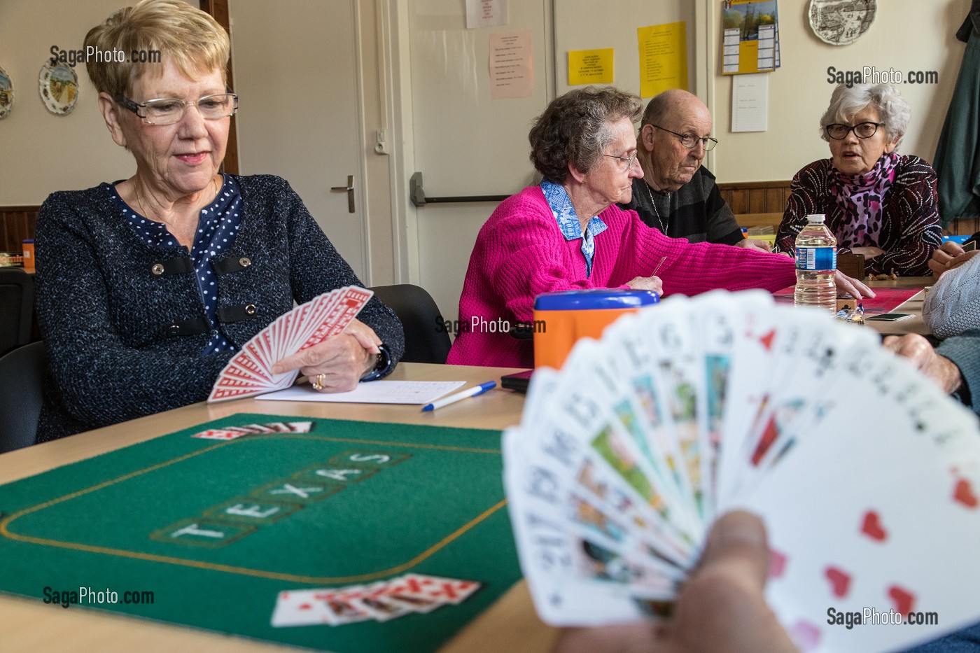 PARTIE DE TAROT, ASSOCIATION SAINT-GERMAIN POUR LE RAPPROCHEMENT ET DES ACTIVITES POUR LES PERSONNES SENIORS, VILLE DE RUGLES (27), FRANCE 