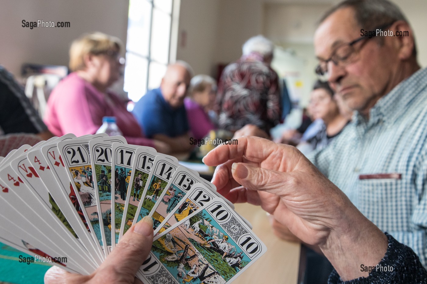 PARTIE DE TAROT, ASSOCIATION SAINT-GERMAIN POUR LE RAPPROCHEMENT ET DES ACTIVITES POUR LES PERSONNES SENIORS, VILLE DE RUGLES (27), FRANCE 