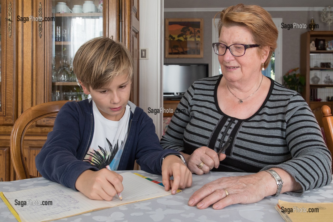 GRAND-MERE AVEC SON PETIT-FILS EN TRAIN DE FAIRE LES DEVOIRS D'ECOLE LA MAISON, VILLE DE VERNEUIL-SUR-AVRE (27), FRANCE 