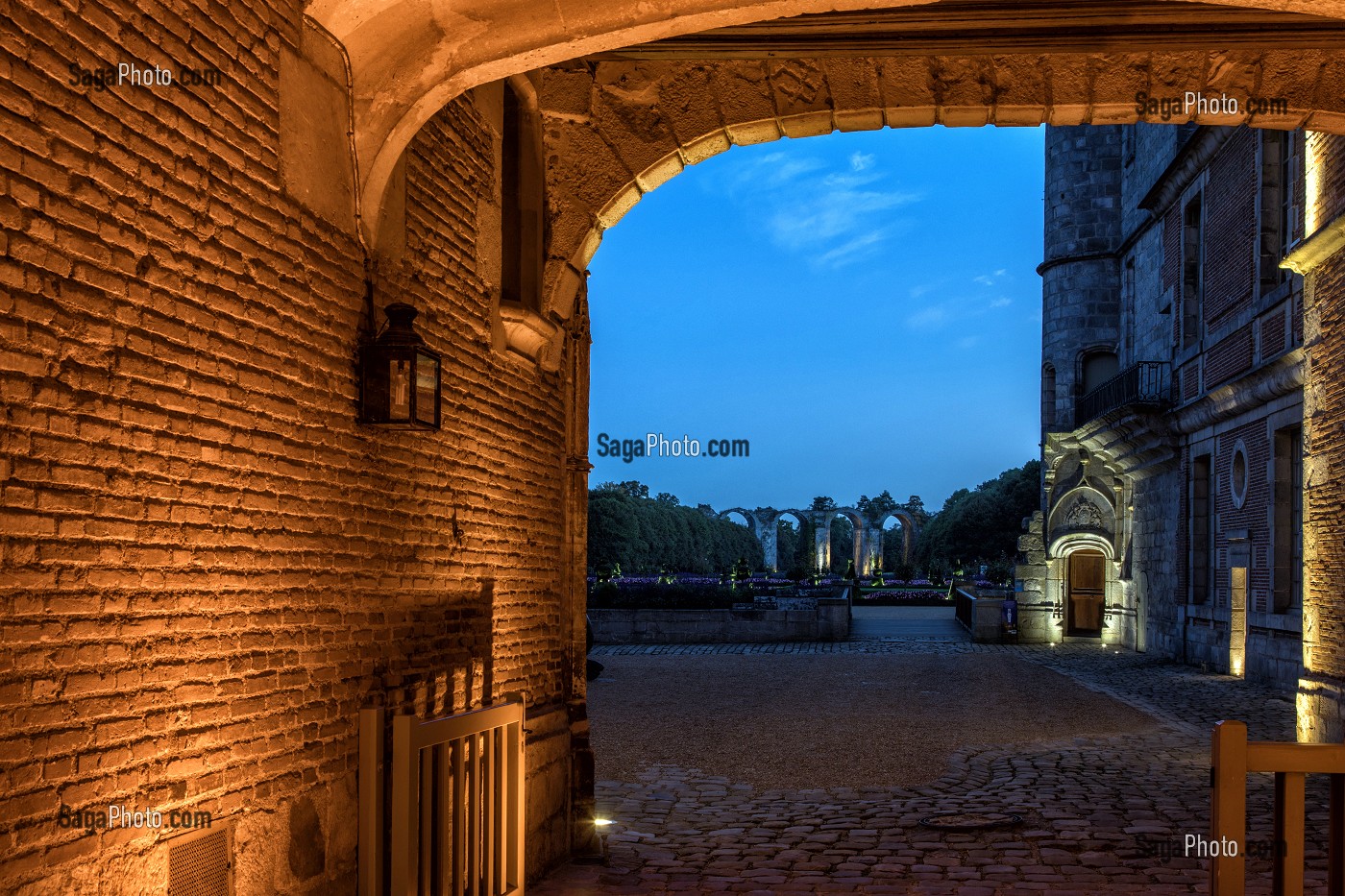 PASSAGE RELIANT LA COUR D'HONNEUR DE NUIT AVEC LA VUE SUR L'AQUEDUC VAUBAN, CHATEAU DE MAINTENON (28), FRANCE 