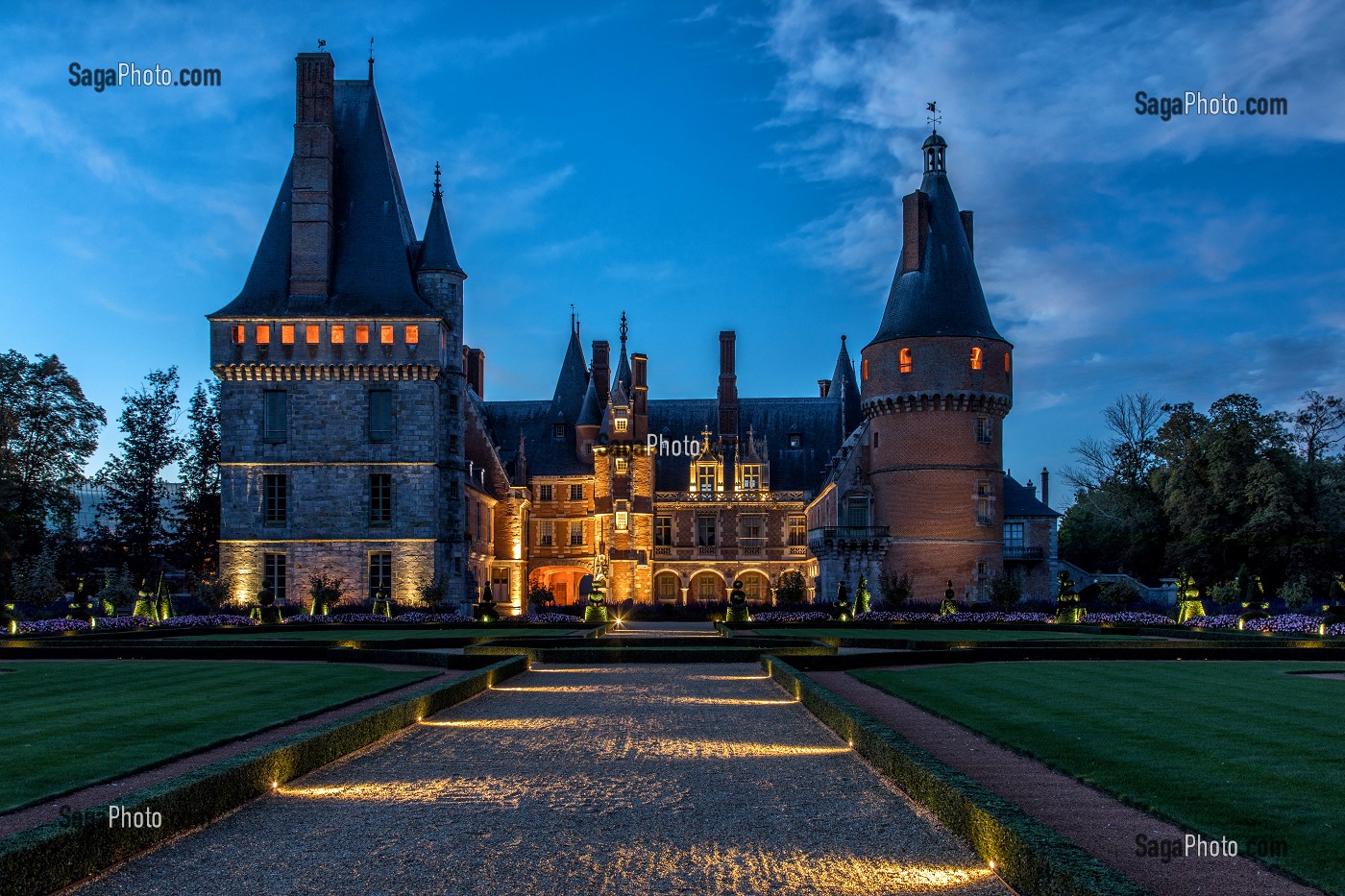 FACADE SUD, VUE DE NUIT DEPUIS LES JARDINS A LA FRANCAISE, CHATEAU DE MAINTENON (28), FRANCE 