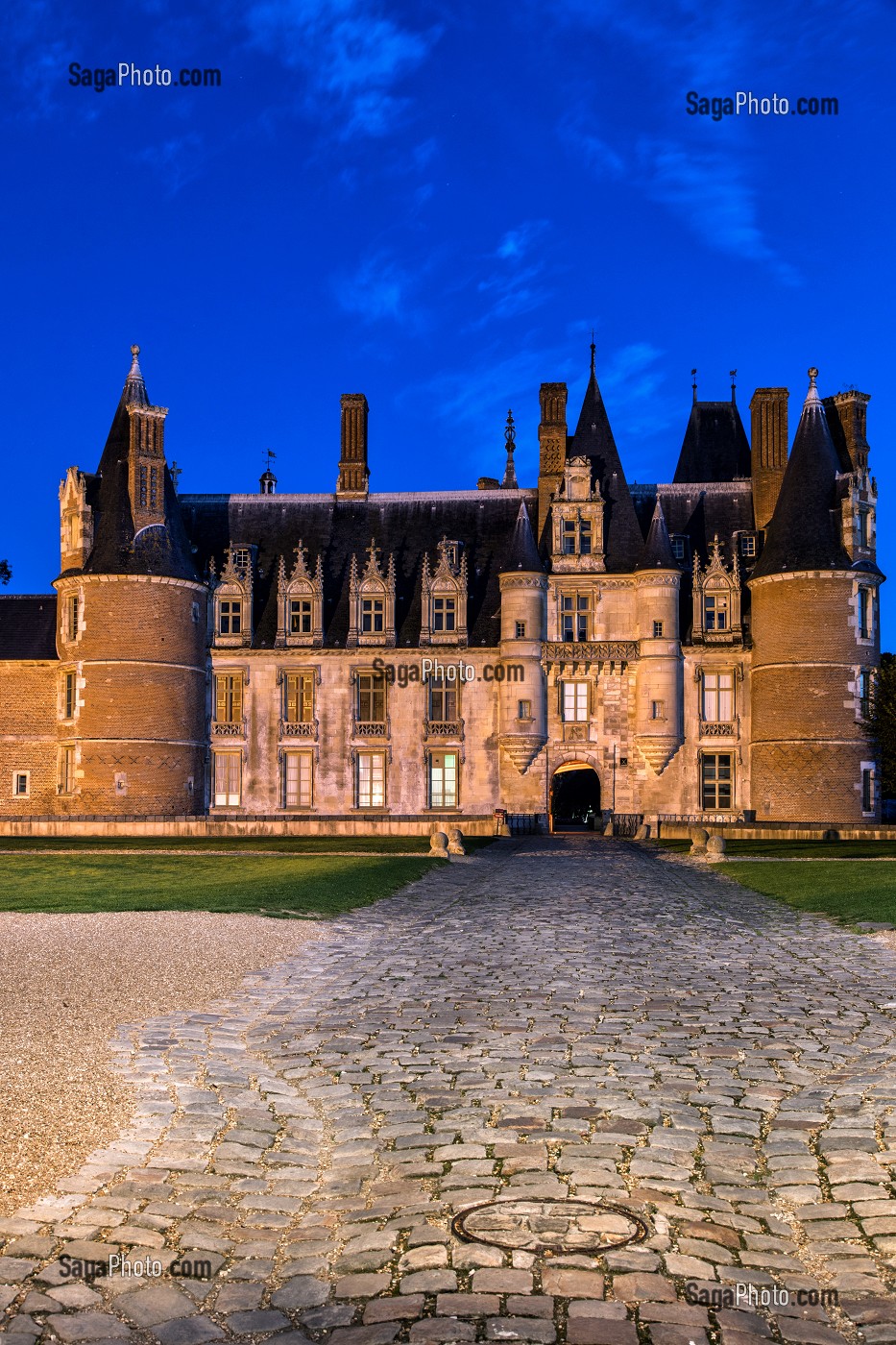 ENTREE PRINCIPALE SUR LA FACADE NORD, VUE DE NUIT, CHATEAU DE MAINTENON (28), FRANCE 