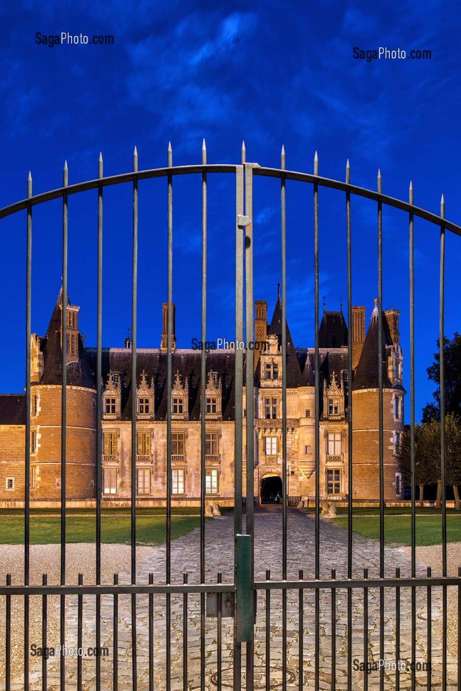 PORTE D'ENTREE AVEC LA GRILLE SUR LA FACADE NORD, VUE DE NUIT, CHATEAU DE MAINTENON (28), FRANCE 