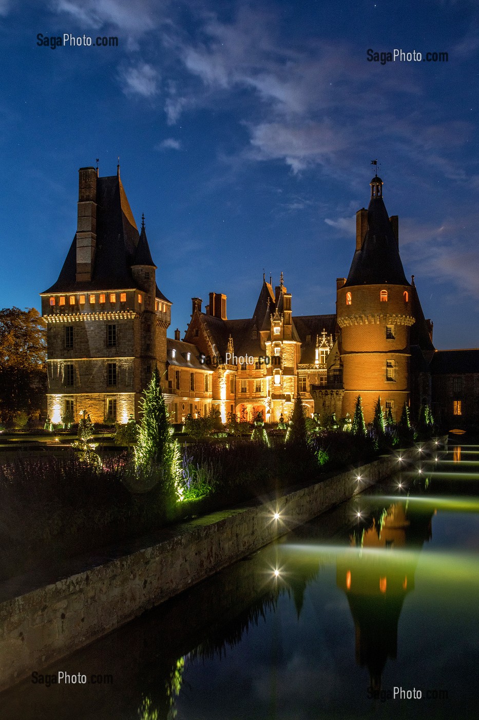 FACADE SUD, VUE DE NUIT DEPUIS LES JARDINS A LA FRANCAISE, CHATEAU DE MAINTENON (28), FRANCE 