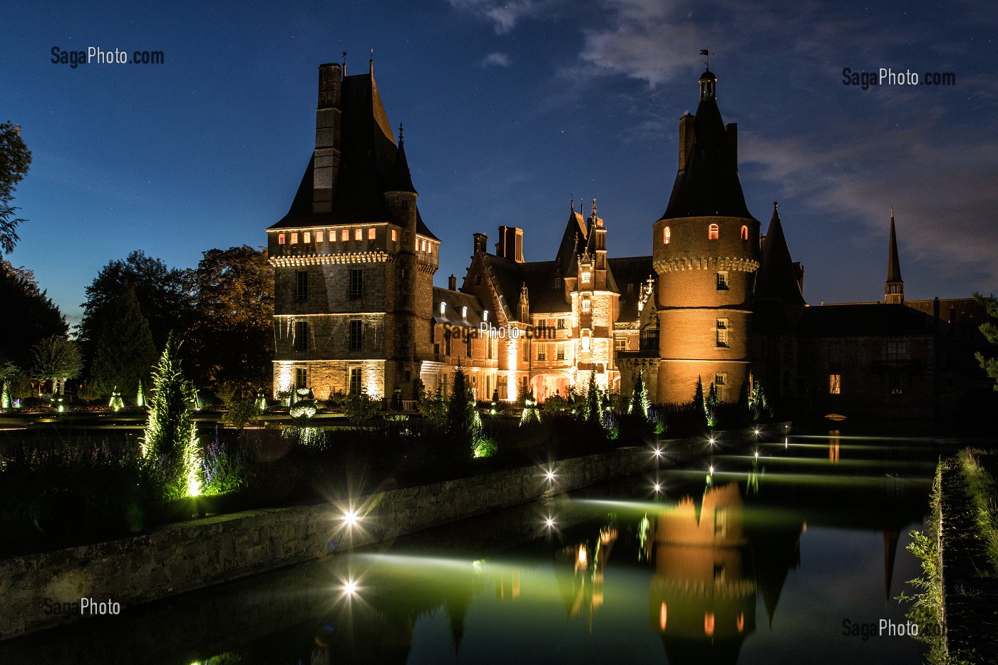 FACADE SUD, VUE DE NUIT DEPUIS LES JARDINS A LA FRANCAISE, CHATEAU DE MAINTENON (28), FRANCE 