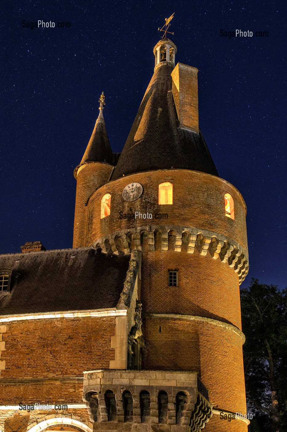TOUR EN BRIQUES ROUGES DU XV EME SIECLE, VUE DE NUIT, CHATEAU DE MAINTENON (28), FRANCE 