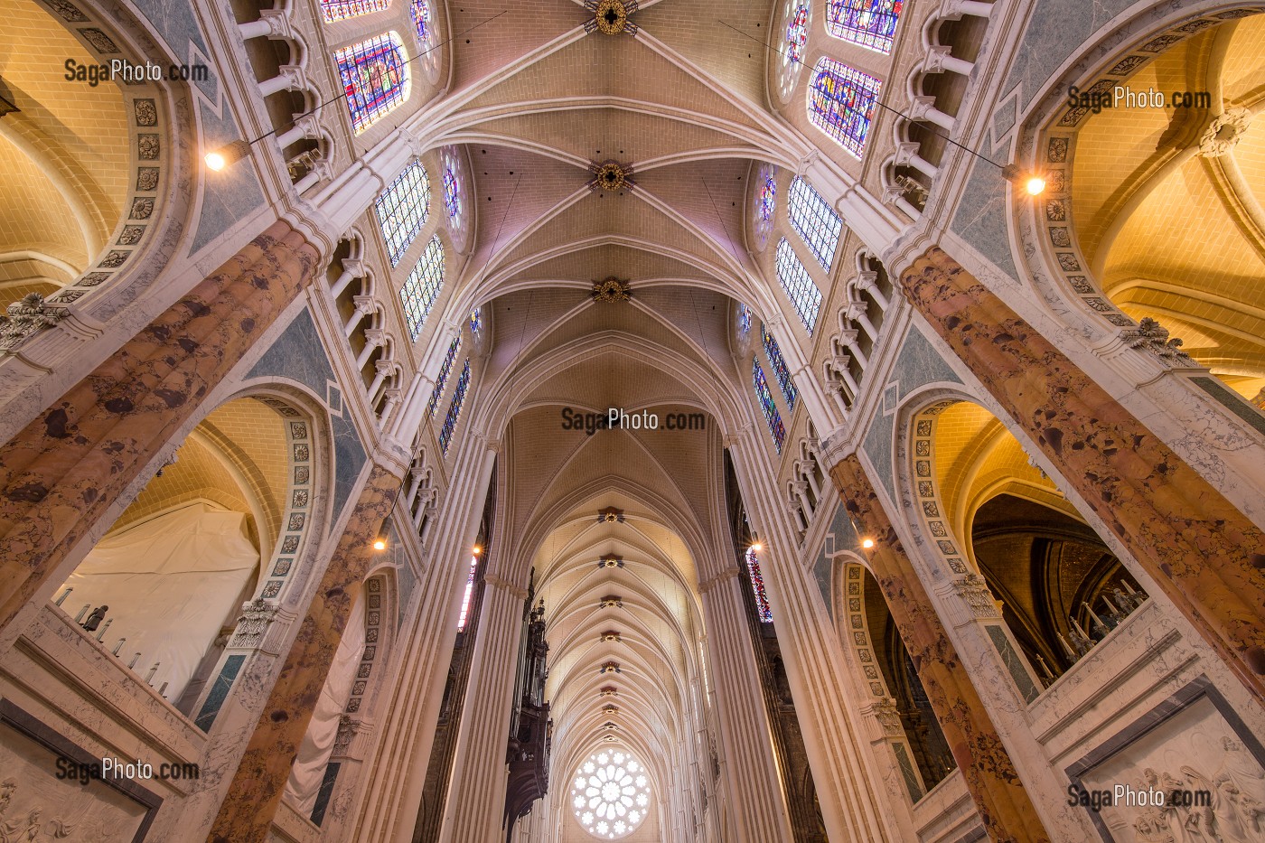 VOUTES ET VITRAUX DU CHOEUR DE LA CATHEDRALE NOTRE-DAME, CHARTRES (28), FRANCE 