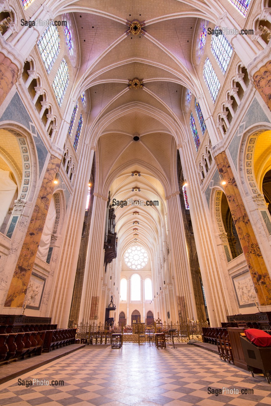 VOUTES ET VITRAUX DU CHOEUR DE LA CATHEDRALE NOTRE-DAME, CHARTRES (28), FRANCE 