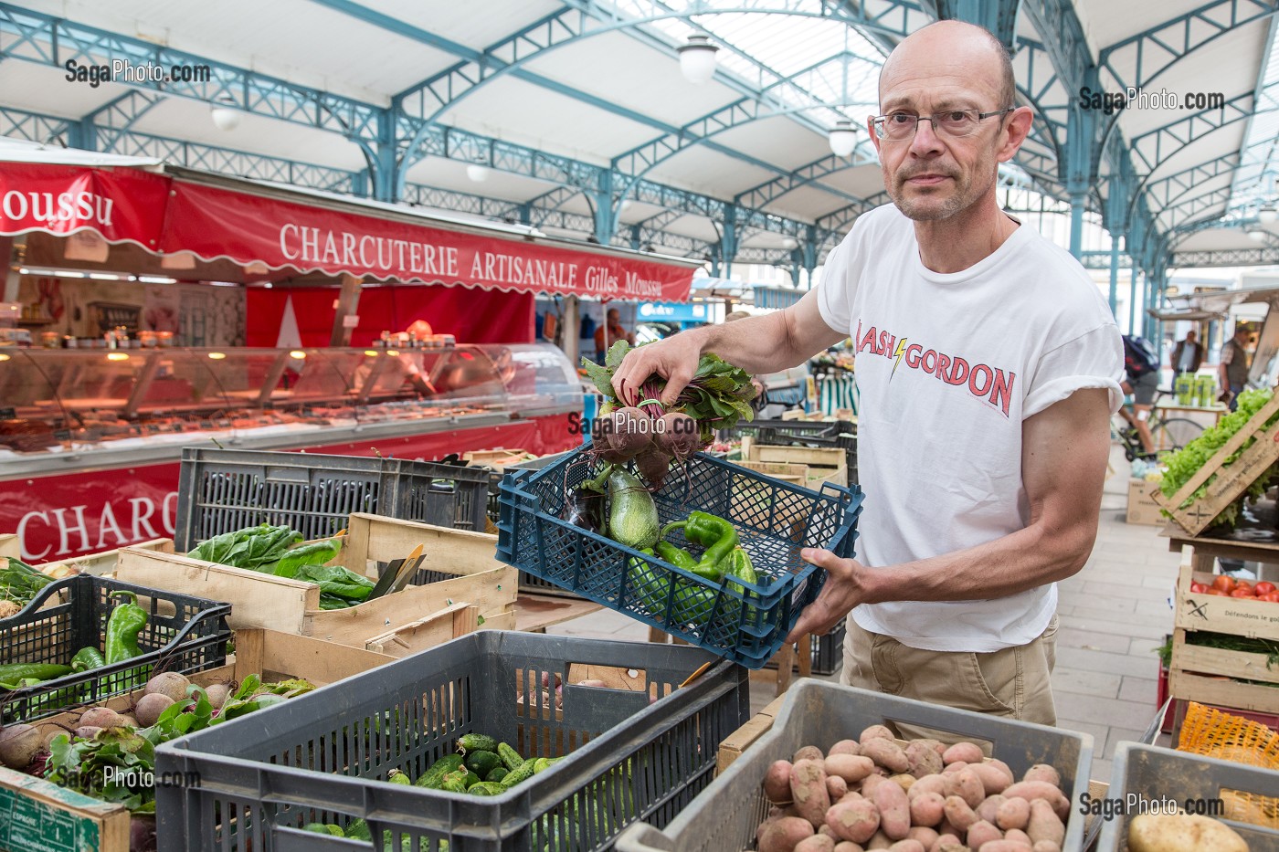 LEGUME BIO, PRODUCTEUR MARAICHER FRANCK DEVEZE, LA GRAND FERME DE CHATAINVILLIERS, MARCHE COUVERT, CHARTRES (28), FRANCE 