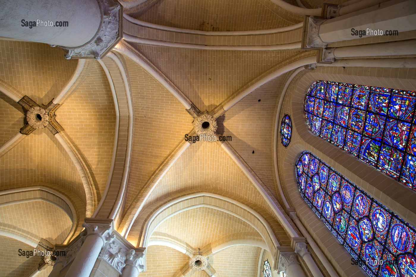 VOUTES ET VITRAUX RENOVES DU DEAMBULATOIRE SUD, CATHEDRALE NOTRE-DAME, CHARTRES (28), FRANCE 