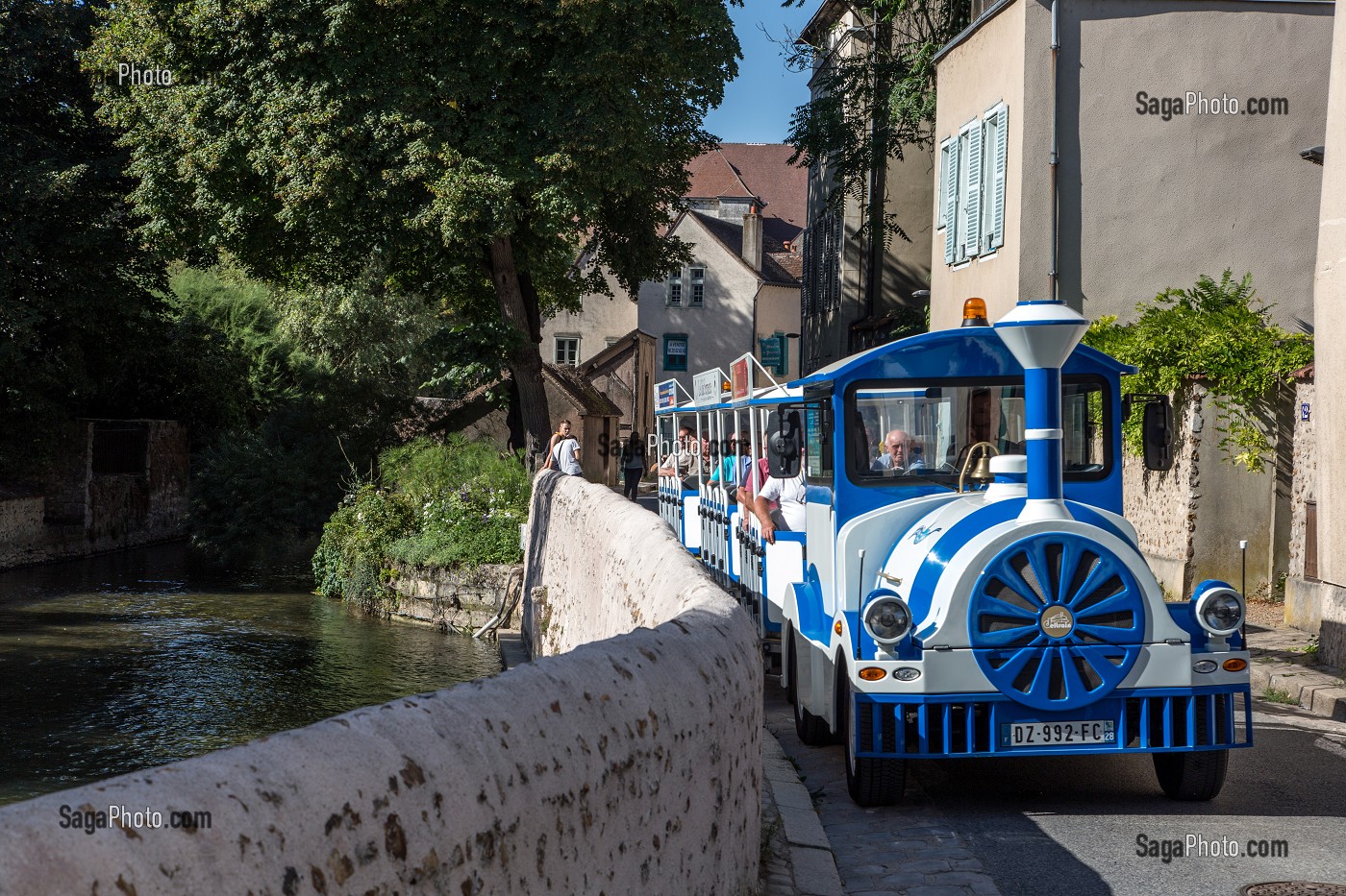 PETIT TRAIN BLEU DANS LA BASSE VILLE AU BORD DE L'EURE, CHARTRES (28), FRANCE 