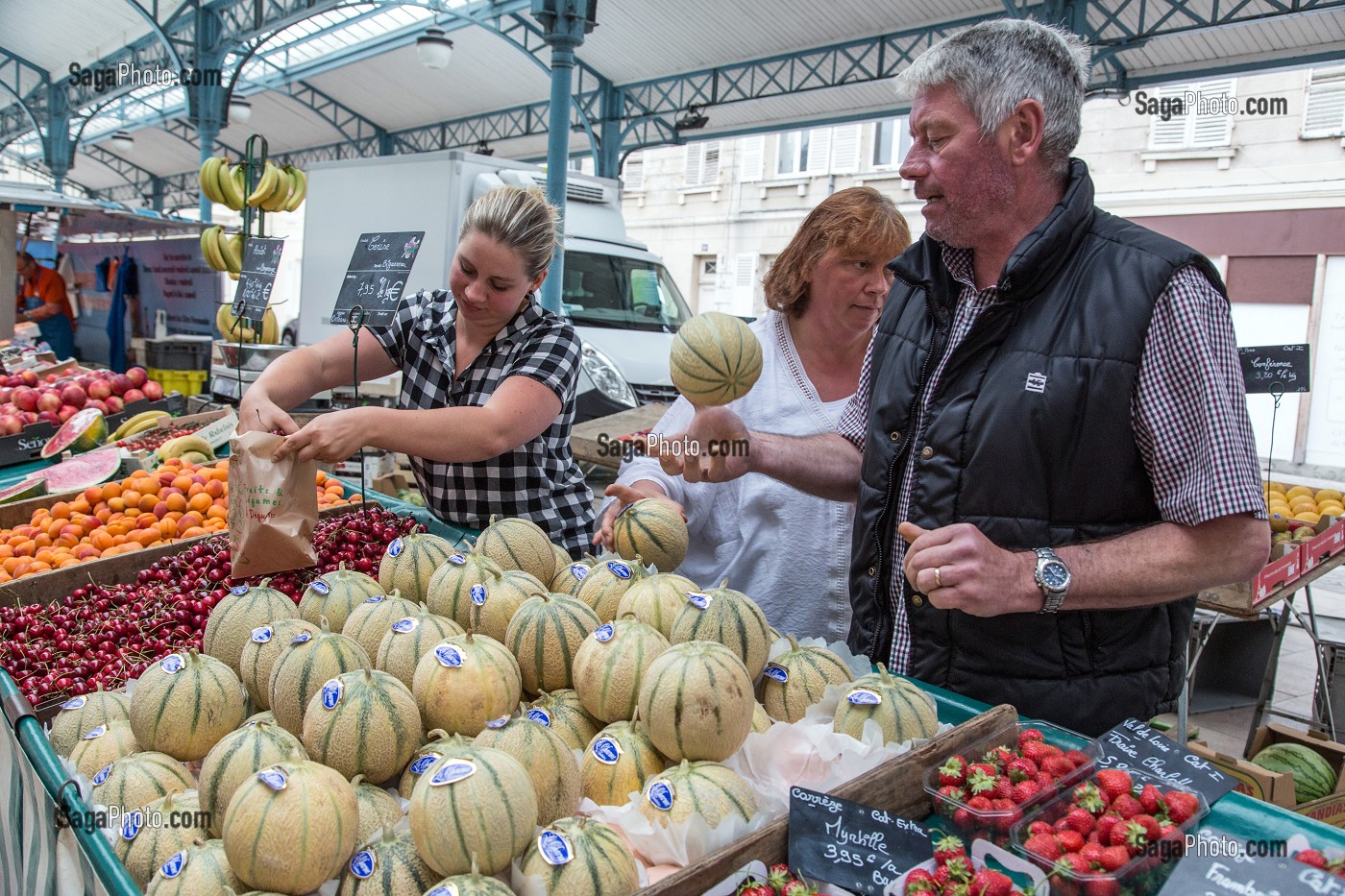ETALAGE DE FRUITS ET LEGUMES, MARCHE COUVERT, CHARTRES (28), FRANCE 