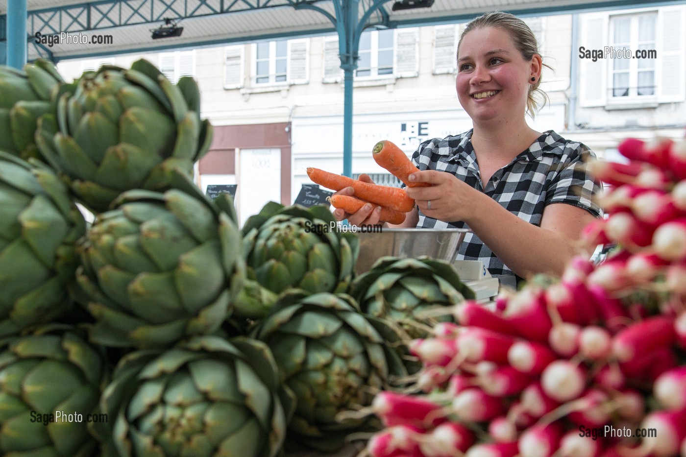 VENDEUSE MARINE DIOP, ETALAGE DE FRUITS ET LEGUMES, MARCHE COUVERT, CHARTRES (28), FRANCE 