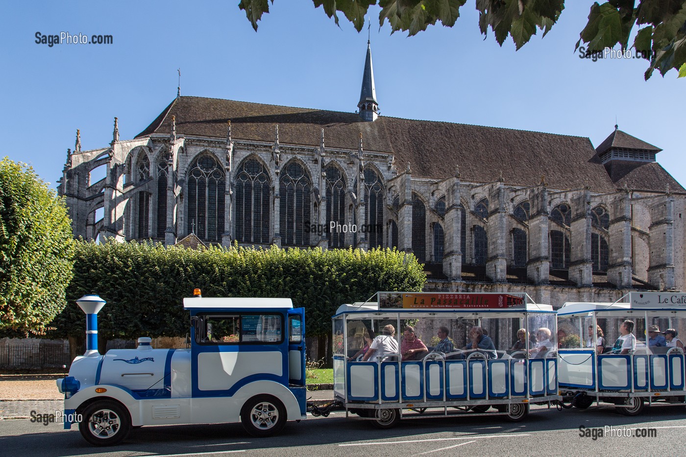 PETIT TRAIN BLEU DEVANT L'EGLISE SAINT-PIERRE, VILLE DE CHARTRES (28), FRANCE 