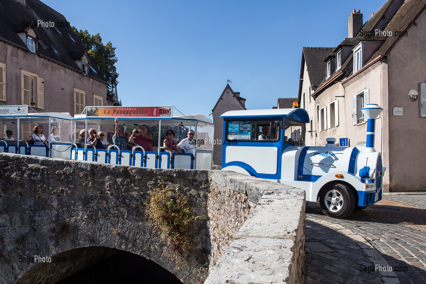 PETIT TRAIN BLEU DANS LA BASSE VILLE DE CHARTRES (28), FRANCE 