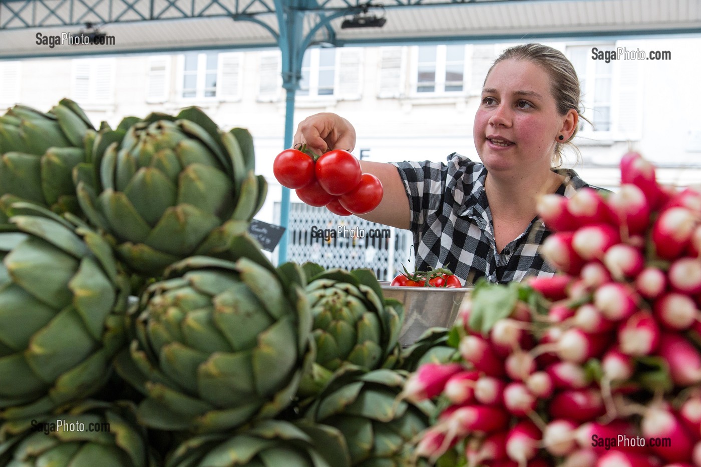 VENDEUSE MARINE DIOP, ETALAGE DE FRUITS ET LEGUMES, MARCHE COUVERT, CHARTRES (28), FRANCE 