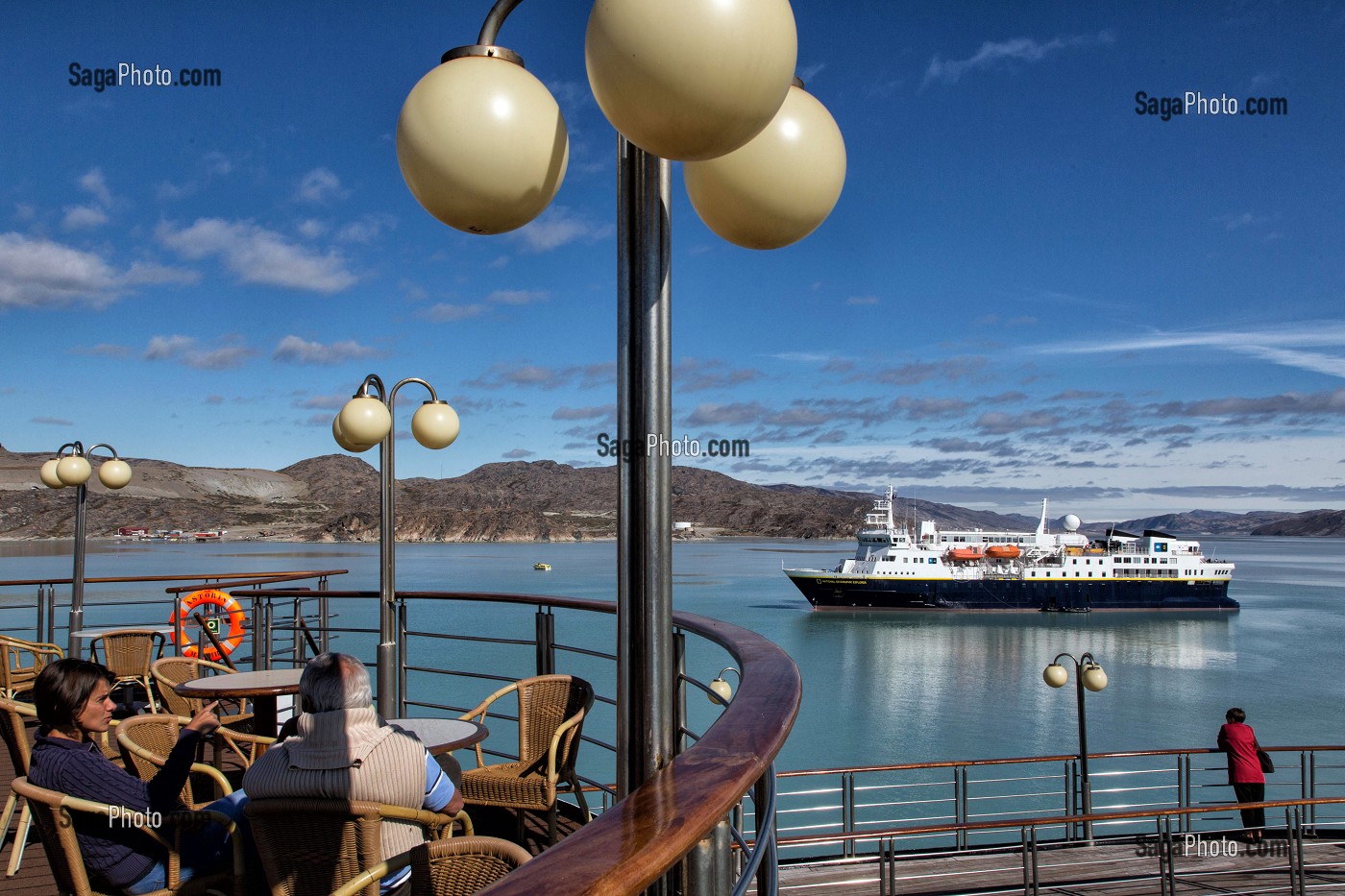 BATEAU DU NATIONAL GEOGRAPHIC EXPLORER DEPUIS LE PONT DU PAQUEBOT ASTORIA, KANGERLUSSUAQ, GROENLAND 