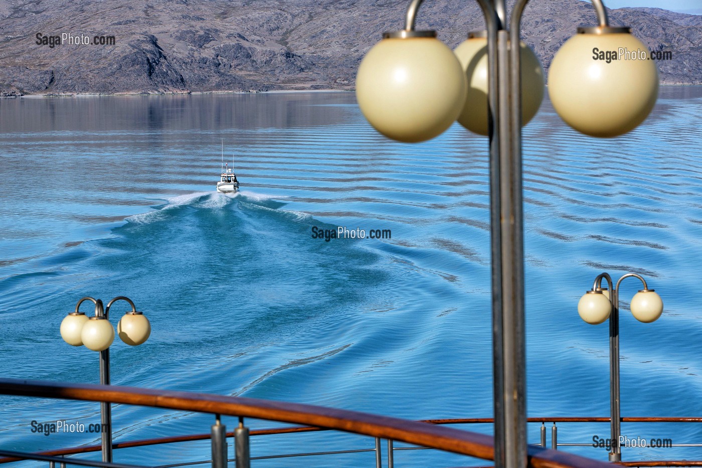 PONT SUPERIEUR DE L'ASTORIA, NAVIGATION DANS LE FJORD DE KANGERLUSSUAQ, GROENLAND 