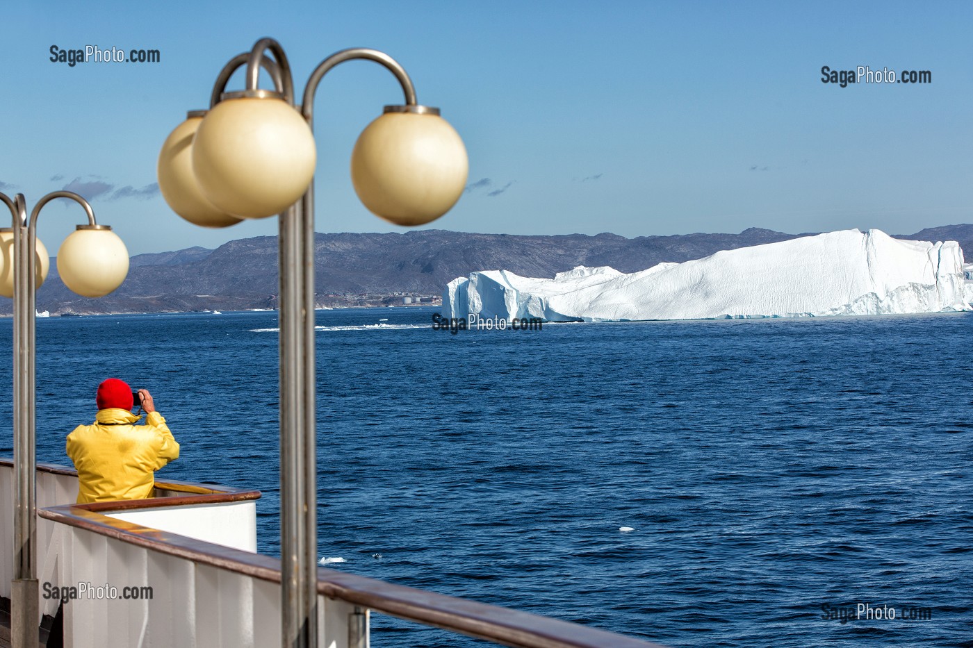 PASSAGER A BORD DE L'ASTORIA, DECOUVERTE DES ICEBERGS DU FJORD DE GLACE, GLACIER JAKOBSHAVN, LONG DE 65 KILOMETRES PROVENANT DE L’INLANDSIS, SERMEQ KUJALLEQ, ILULISSAT, GROENLAND 