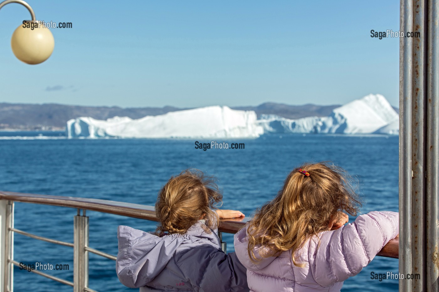 JEUNES FILLES, PASSAGERS A BORD DE L'ASTORIA, DECOUVERTE DES ICEBERGS DU FJORD DE GLACE, GLACIER JAKOBSHAVN, LONG DE 65 KILOMETRES PROVENANT DE L’INLANDSIS, SERMEQ KUJALLEQ, ILULISSAT, GROENLAND 