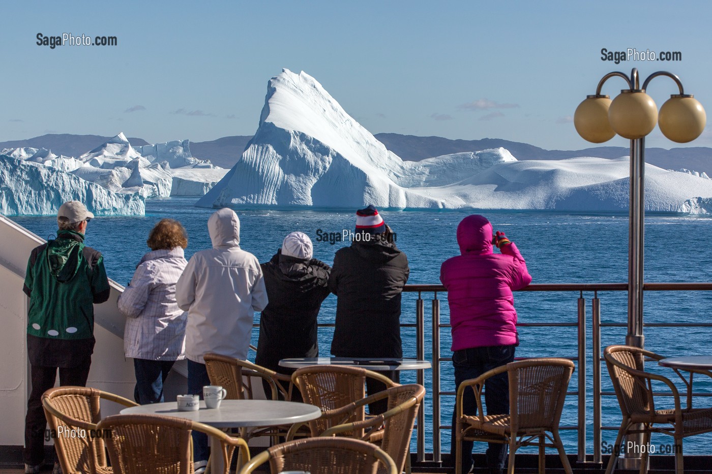 PASSAGERS A BORD DE L'ASTORIA, DECOUVERTE DES ICEBERGS DU FJORD DE GLACE, GLACIER JAKOBSHAVN, LONG DE 65 KILOMETRES PROVENANT DE L’INLANDSIS, SERMEQ KUJALLEQ, ILULISSAT, GROENLAND 