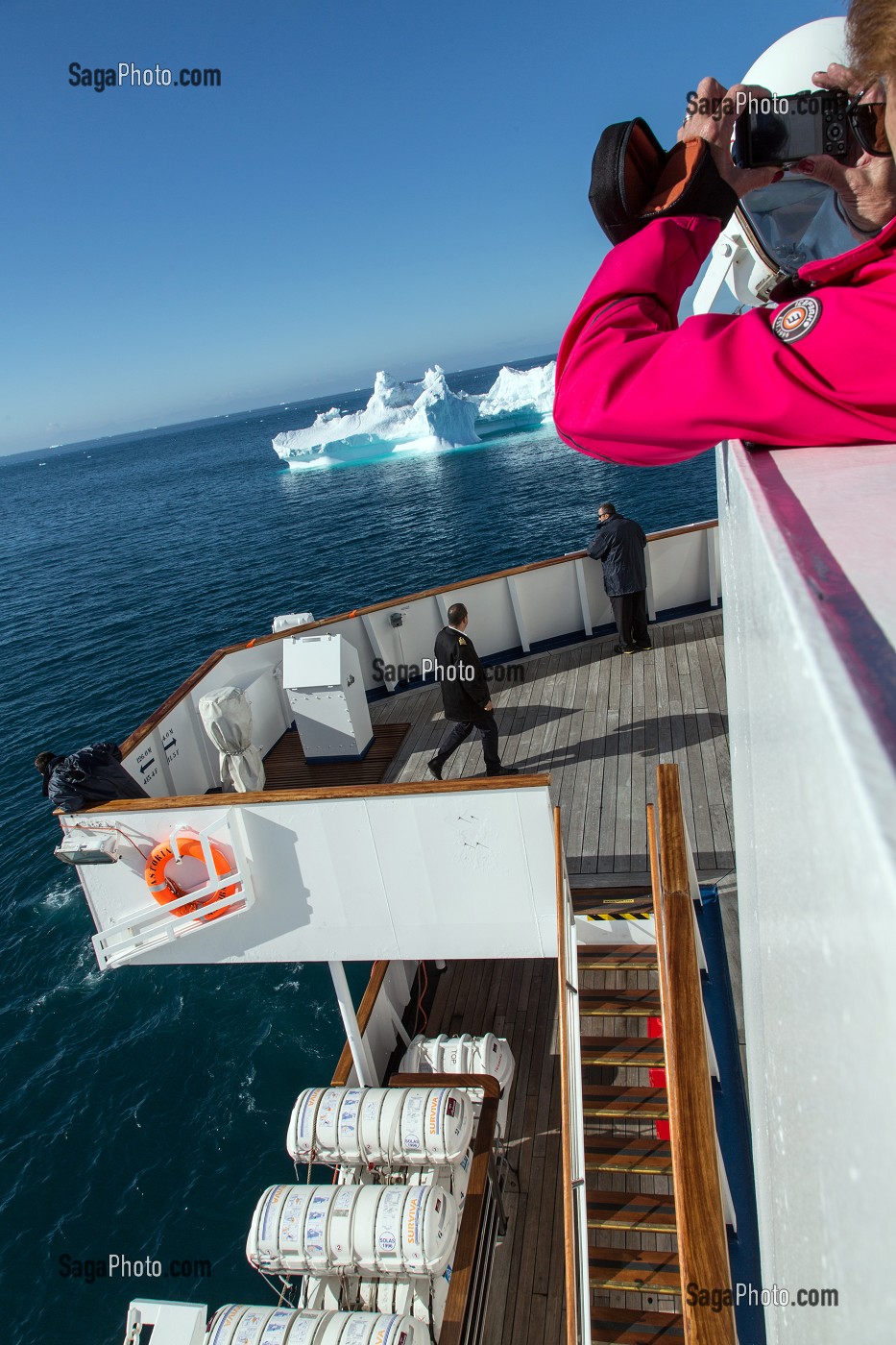 PASSAGER A BORD DE L'ASTORIA, DECOUVERTE DES ICEBERGS DU FJORD DE GLACE, GLACIER JAKOBSHAVN, LONG DE 65 KILOMETRES PROVENANT DE L’INLANDSIS, SERMEQ KUJALLEQ, ILULISSAT, GROENLAND 