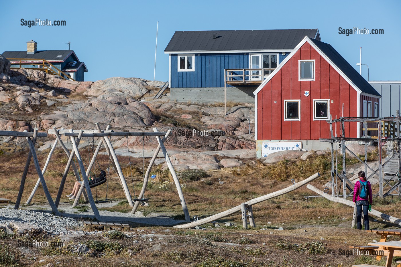 ENFANTS SUR L'AIRE DE JEUX, ILULISSAT, GROENLAND 