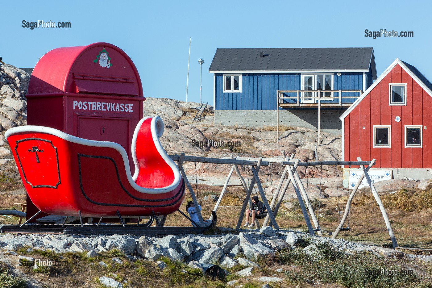 ENFANTS SUR L'AIRE DE JEUX DEVANT LE TRAINEAU ET LA BOITE AUX LETTRES DU PERE NOEL, ILULISSAT, GROENLAND 