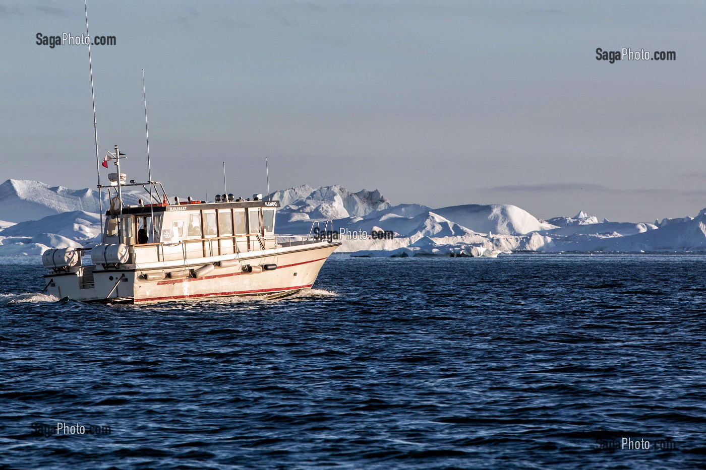 BATEAU POUR LES TOURISTES, RIVIERE DE GLACE DU FJORD, GLACIER JAKOBSHAVN, LONG DE 65 KILOMETRES PROVENANT DE L’INLANDSIS, SERMEQ KUJALLEQ, ILULISSAT, GROENLAND 