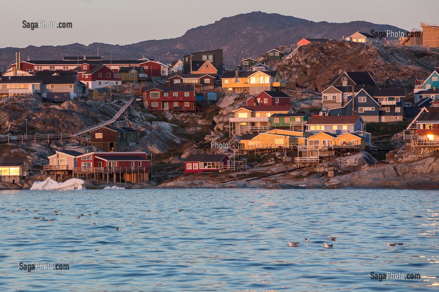 MAISONS COLOREES EN BORD DU FJORD AU COUCHER DU SOLEIL, ILULISSAT, GROENLAND 