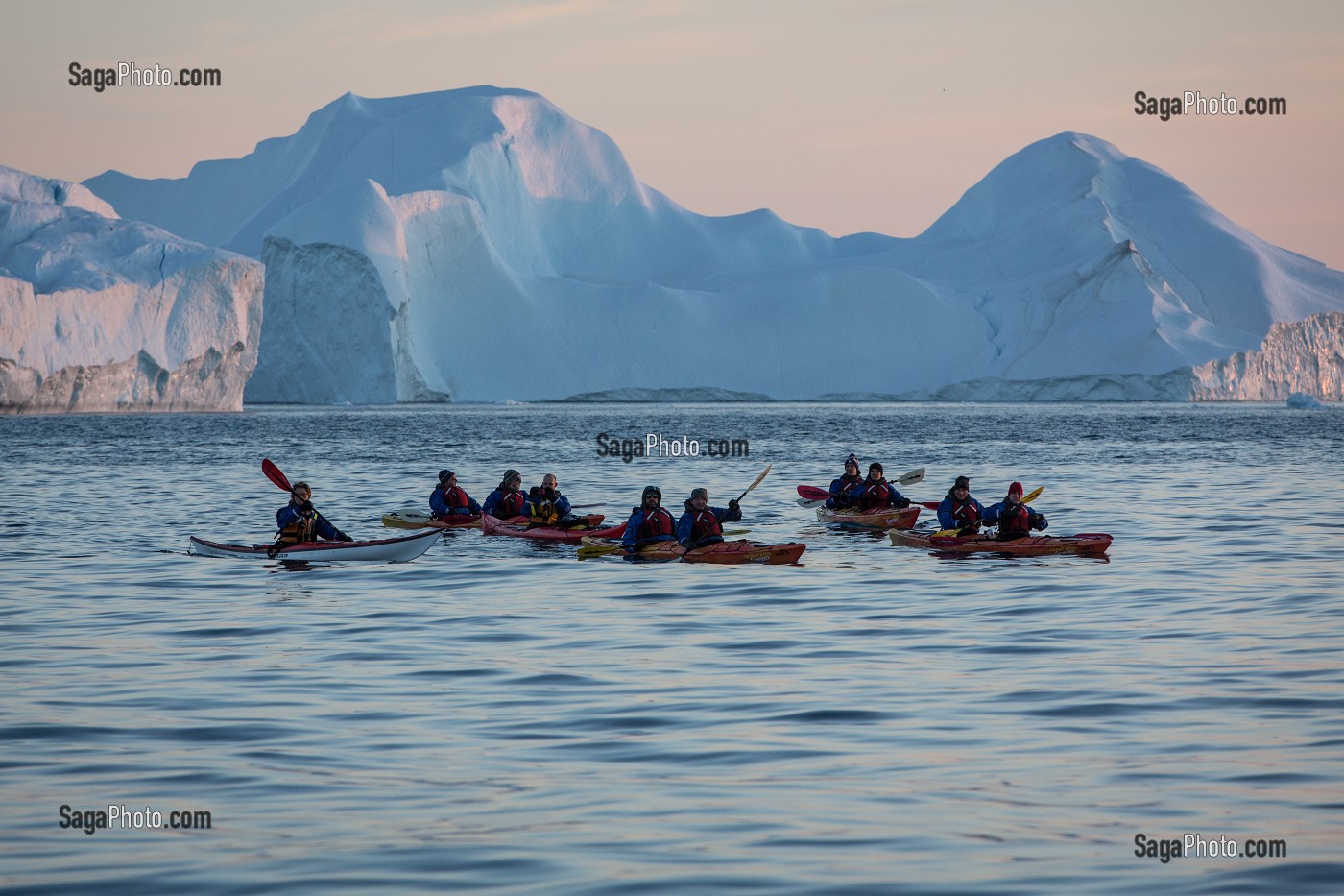 CANOES KAYAK A LA TOMBEE DE LA NUIT DEVANT LES ICEBERGS DU FJORD DE GLACE, GLACIER JAKOBSHAVN, LONG DE 65 KILOMETRES PROVENANT DE L’INLANDSIS, SERMEQ KUJALLEQ, ILULISSAT, GROENLAND 