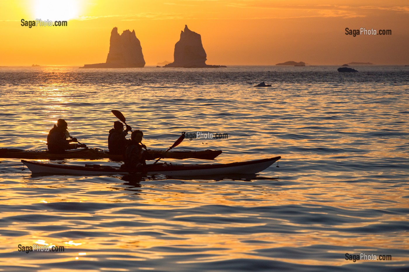 CANOES KAYAK AU COUCHER DE SOLEIL SUR LES ICEBERGS DU FJORD DE GLACE, GLACIER JAKOBSHAVN, LONG DE 65 KILOMETRES PROVENANT DE L’INLANDSIS, SERMEQ KUJALLEQ, ILULISSAT, GROENLAND 